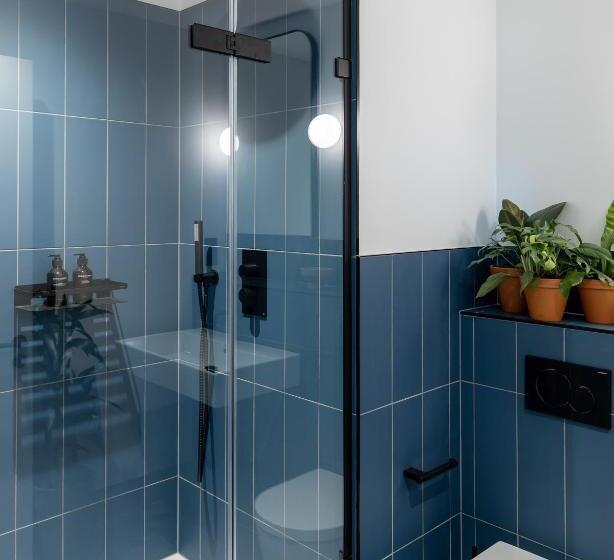 דירת חדר, Beckett Locke