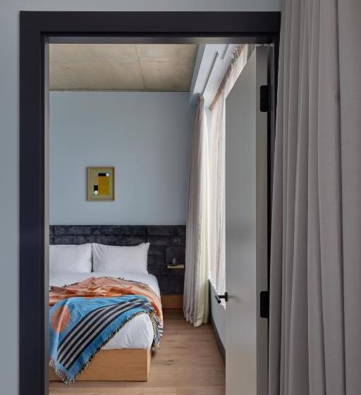 דירת חדר, Beckett Locke