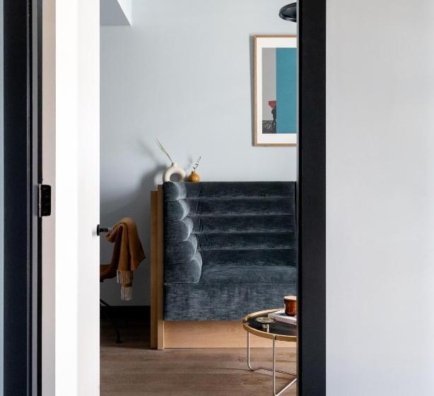 חדר סטודיו סטנדרד, Beckett Locke