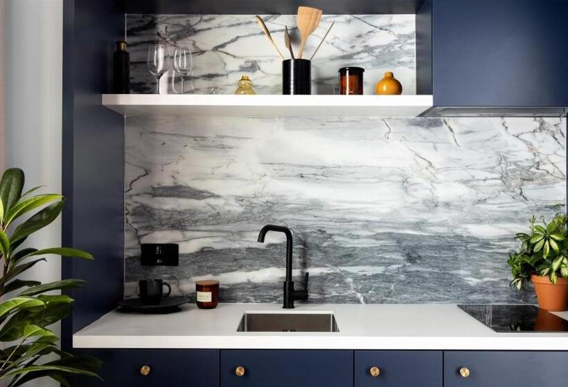 חדר סטודיו סטנדרד, Beckett Locke