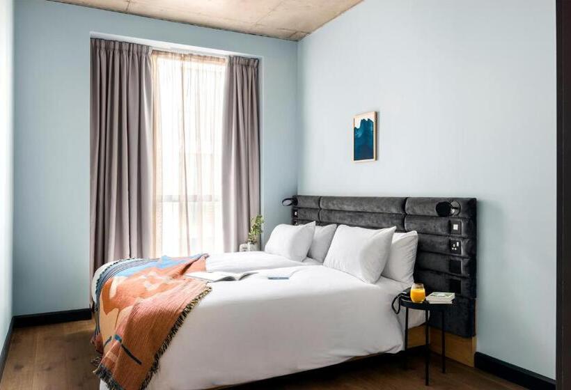 דירת חדר, Beckett Locke