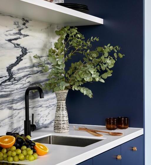 דירת שני חדרים, Beckett Locke