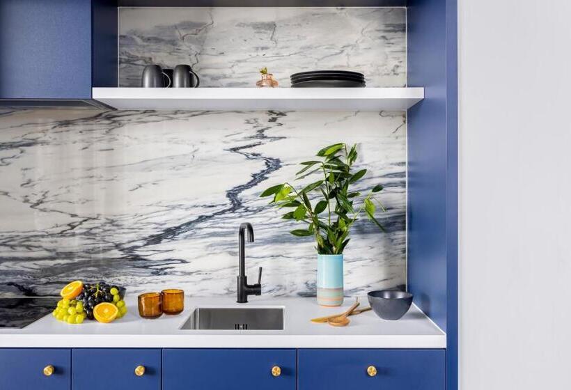 דירת שני חדרים, Beckett Locke