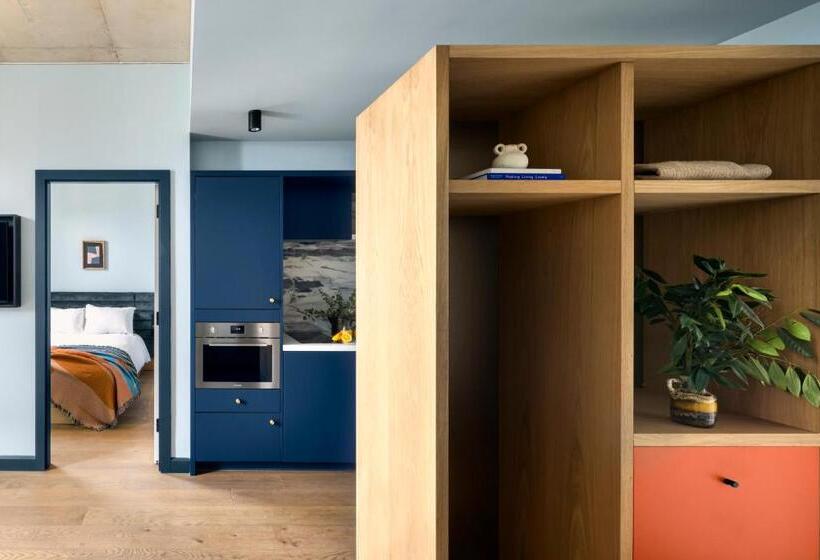 דירת שני חדרים, Beckett Locke