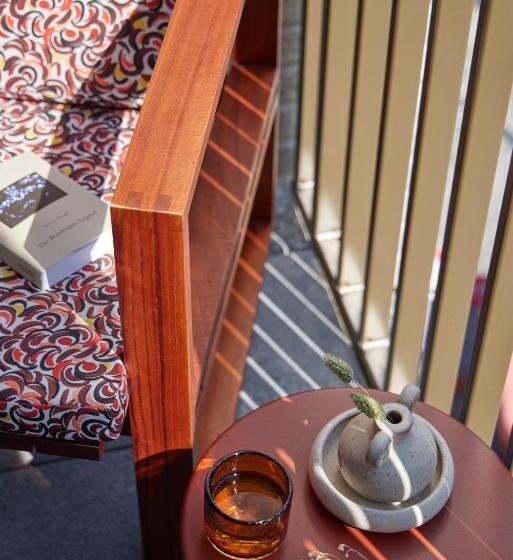 סוויטת 2 חדרי שינה, Beckett Locke