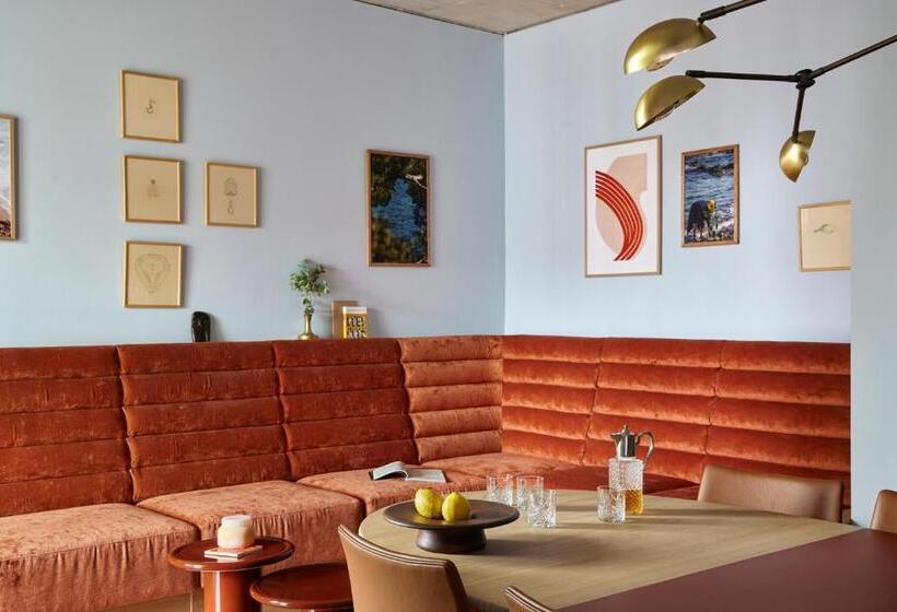 סוויטת 2 חדרי שינה, Beckett Locke