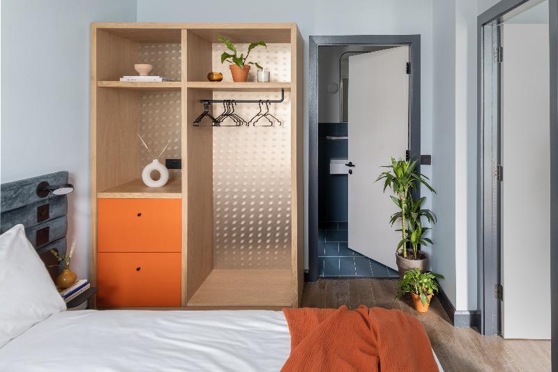 חדר סטודיו סטנדרד, Beckett Locke