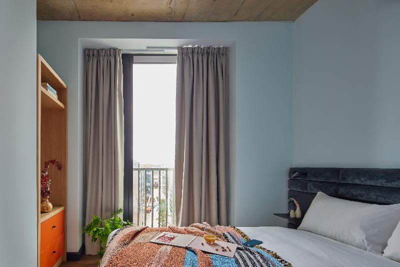 סוויטת 2 חדרי שינה, Beckett Locke