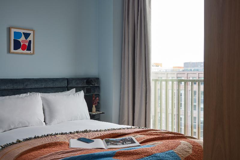 סוויטת 2 חדרי שינה, Beckett Locke