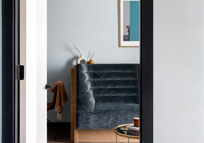 חדר סטודיו סטנדרד, Beckett Locke