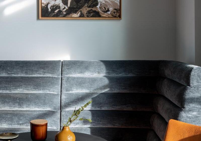 חדר סטודיו סטנדרד, Beckett Locke