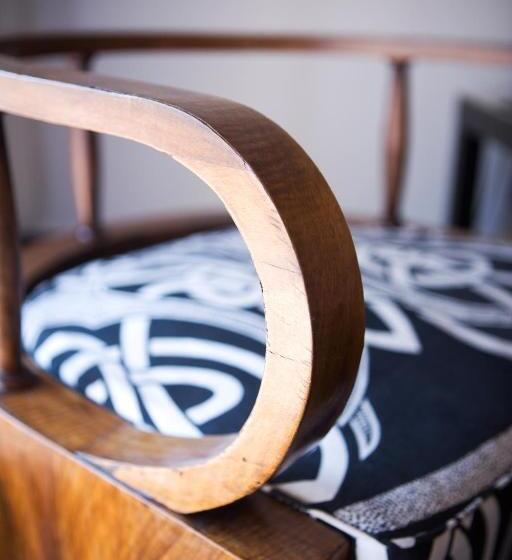 غرفة دور أخير, Bad B&b And Design