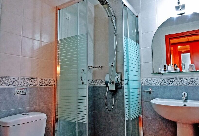 חדר סטנדרט לשלושה, Ambassador Hotel Thessaloniki