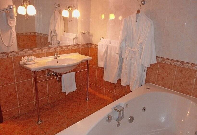 חדר משפחתי, Ambassador Hotel Thessaloniki