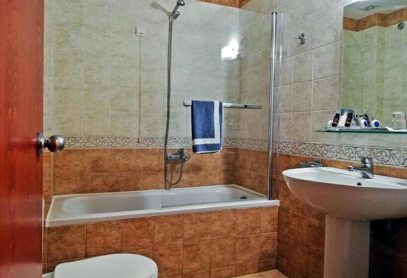 חדר סטנדרט לשלושה, Ambassador Hotel Thessaloniki