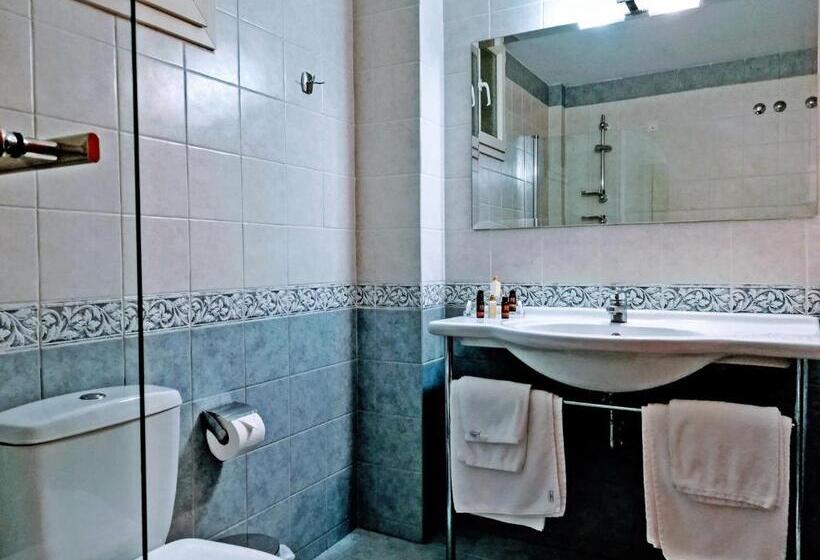 חדר סטנדרט לשלושה, Ambassador Hotel Thessaloniki