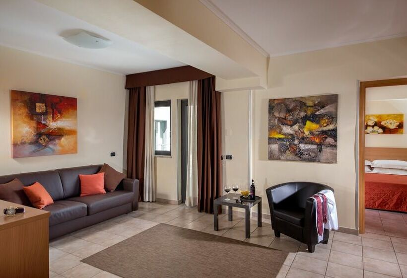 Tripla Executive, Domidea