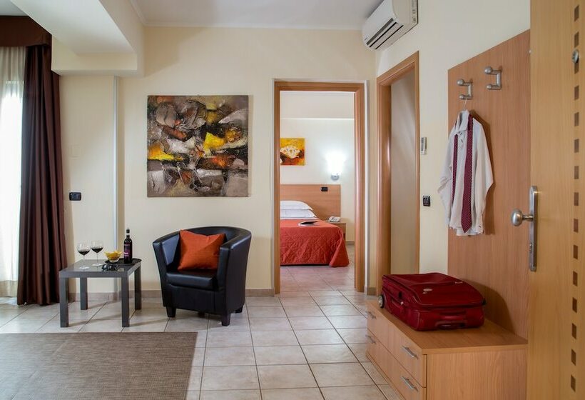 Tripla Executive, Domidea