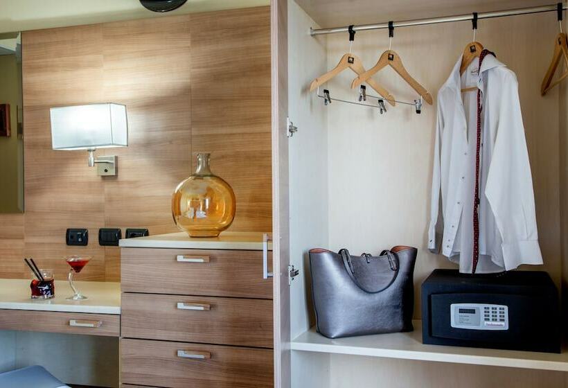 Tripla Executive, Domidea