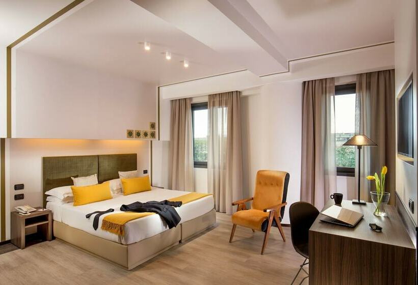 Camera Club, Domidea