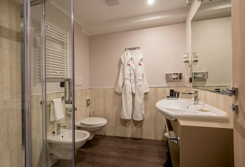 Camera Club, Domidea