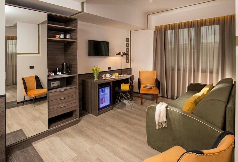 Camera Club Tripla, Domidea