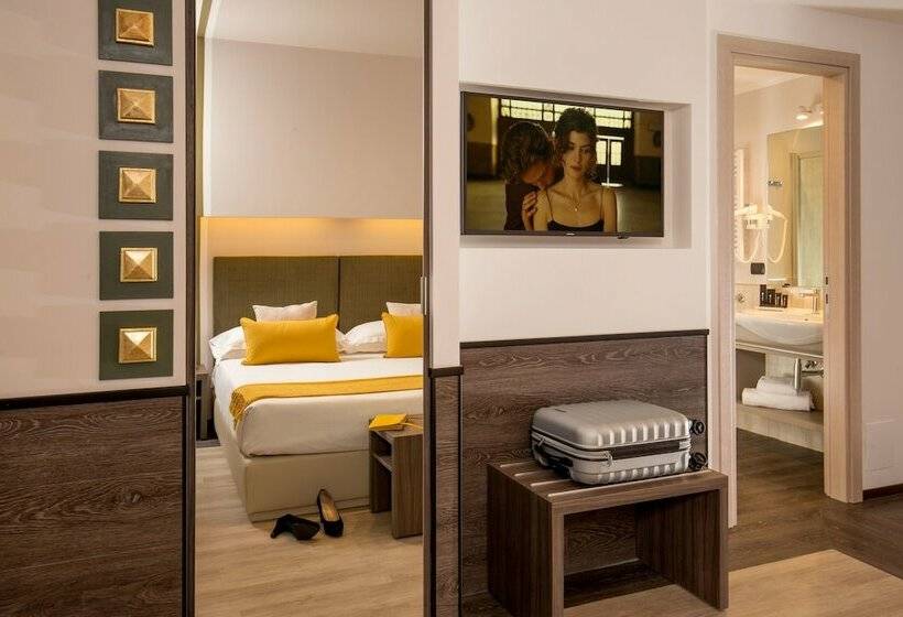 Camera Club Tripla, Domidea