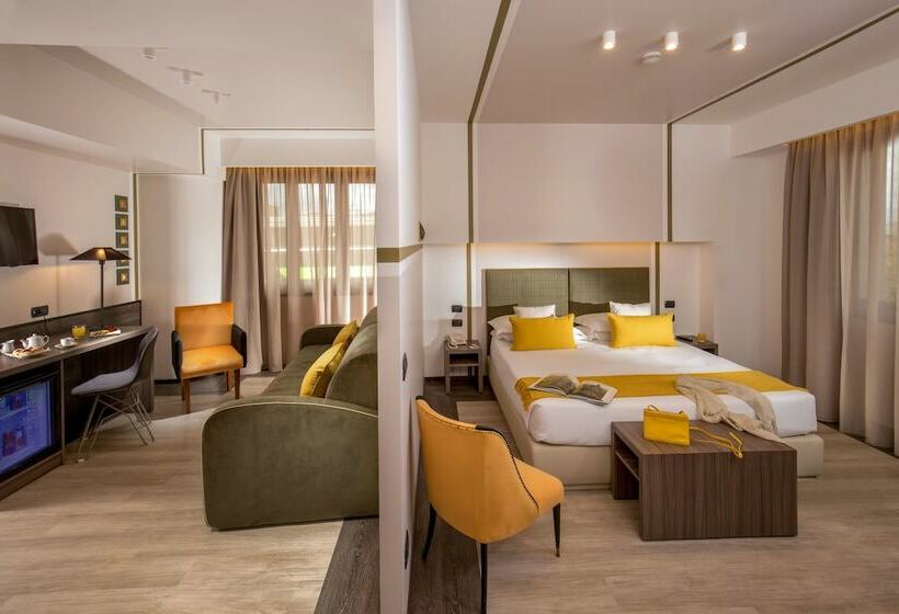 Camera Club Tripla, Domidea