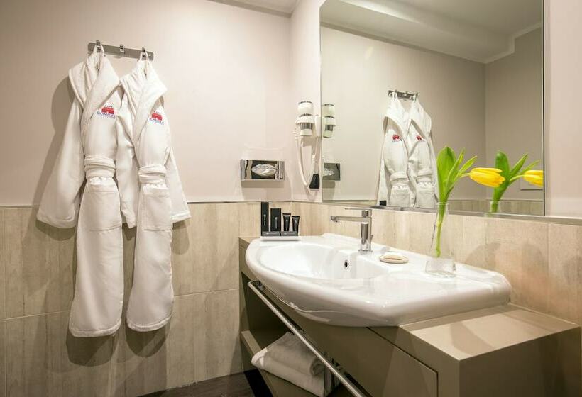 Camera Club Tripla, Domidea