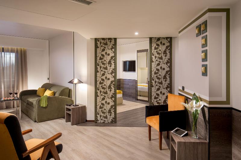 Camera Club Tripla, Domidea