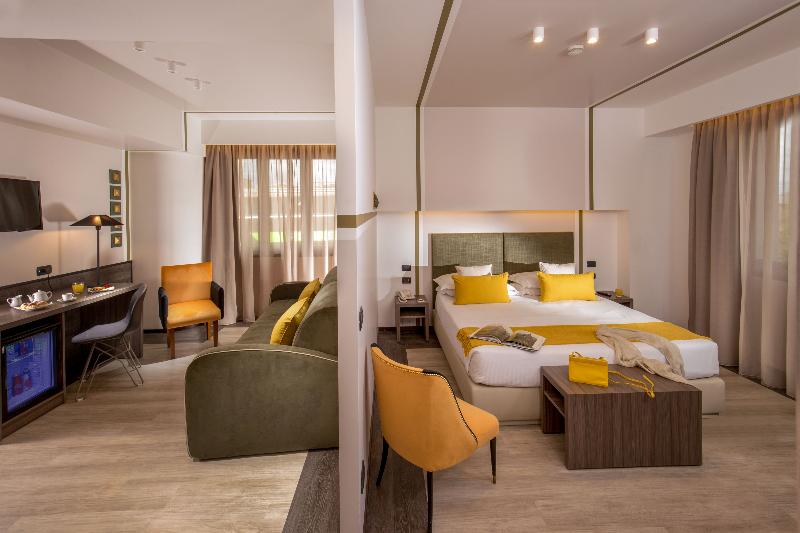 Camera Club Tripla, Domidea