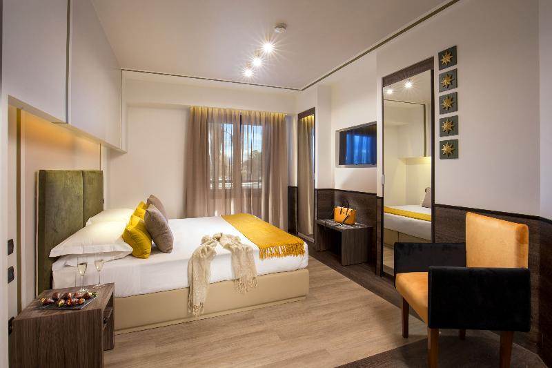 Camera Club Tripla, Domidea