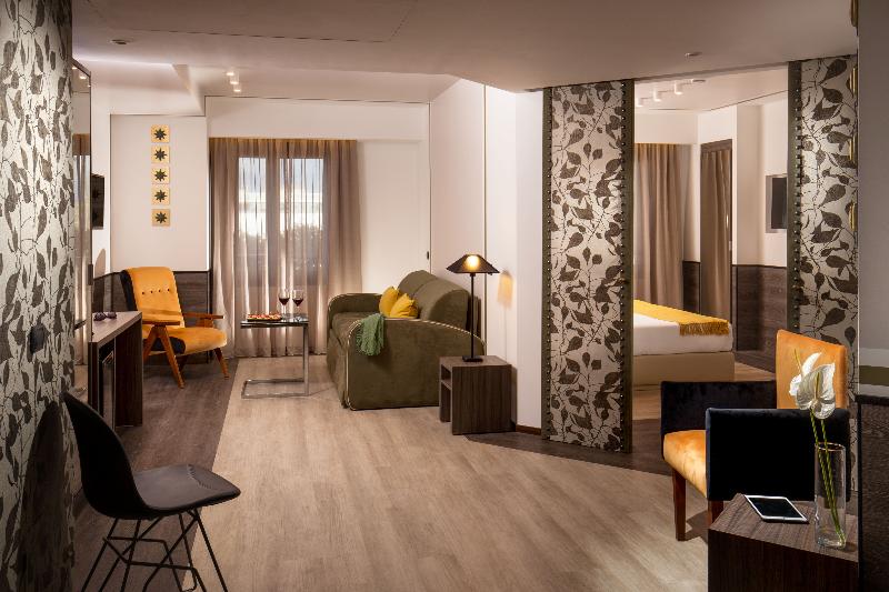 Camera Club Tripla, Domidea