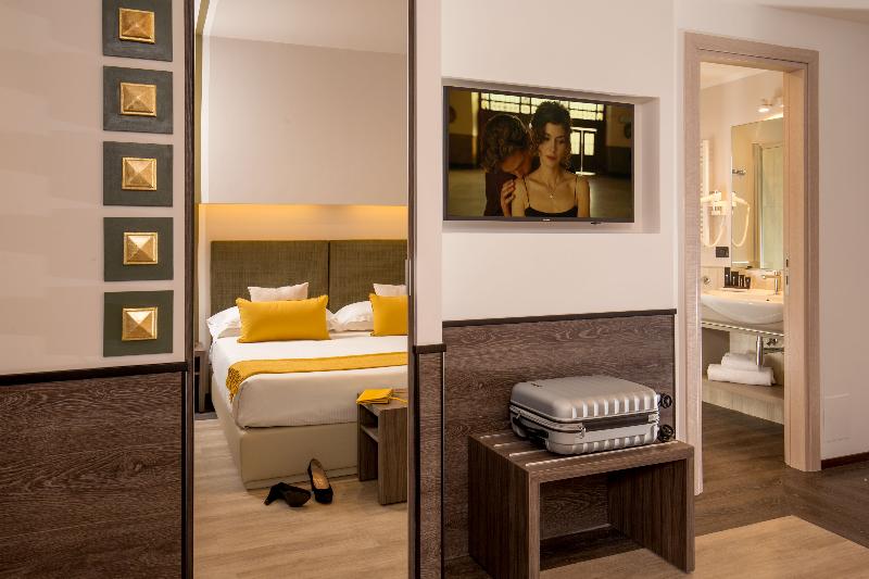 Camera Club, Domidea