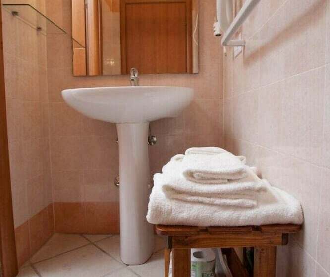 غرفة قياسية ثلاثية, Gh Baraka Village