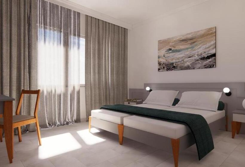 סוויטת ג'וניור עם מרפסת, Chrispy Beach Resort, Agia Marina