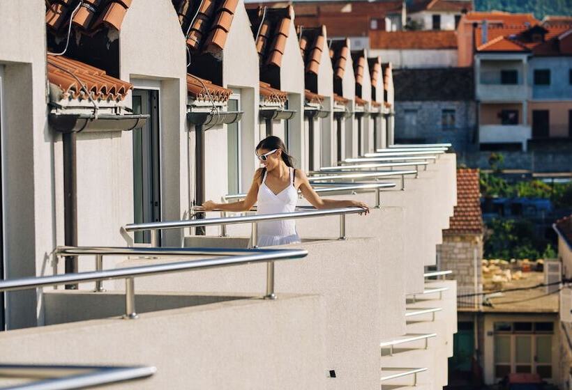 חדר משפחתי, Korkyra