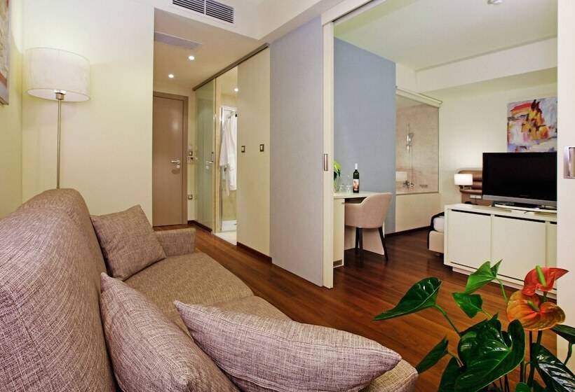 חדר משפחתי, Korkyra