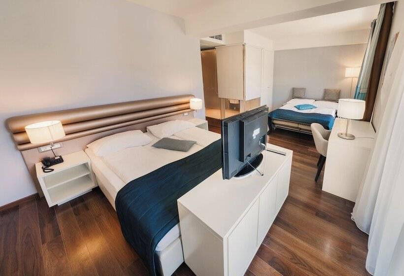 חדר משפחתי, Korkyra