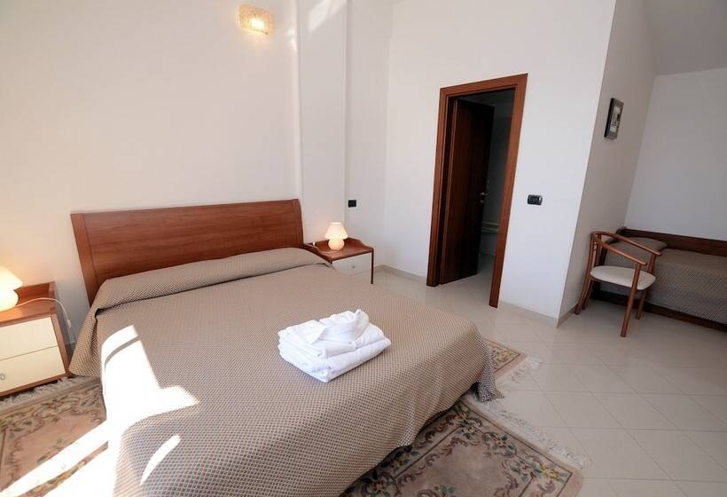 Triple Room Sea View, Leopold