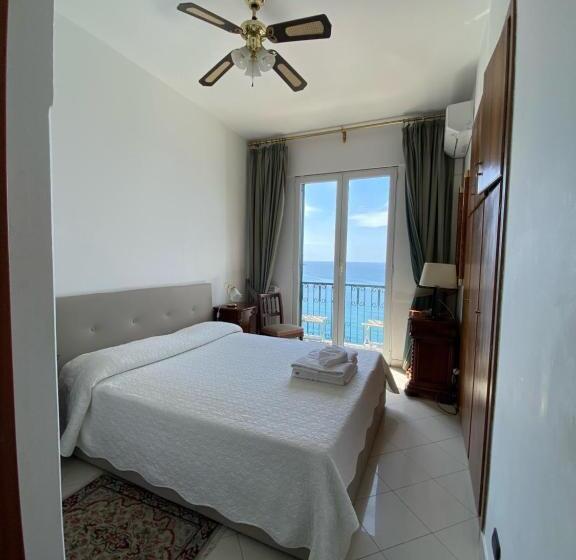 غرفة قياسية مطلّة علي البحر مزوَّدة بشُرفة, Leopold