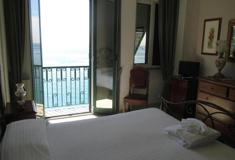 غرفة قياسية مطلّة علي البحر مزوَّدة بشُرفة, Leopold