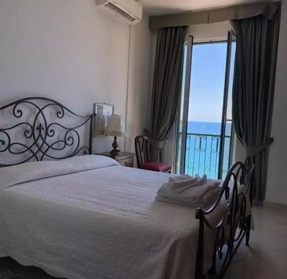 Triple Room Sea View, Leopold