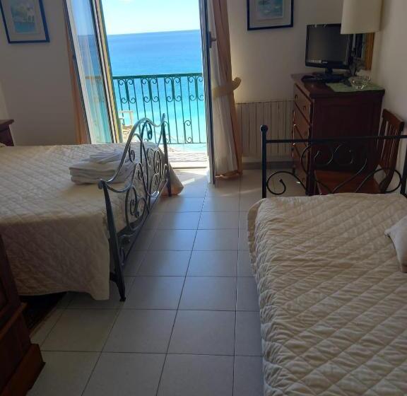 Triple Room Sea View, Leopold