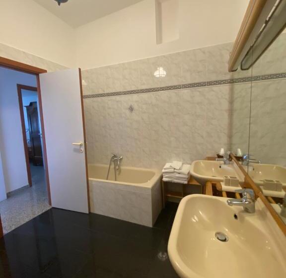 غرفة قياسية رباعية, Leopold