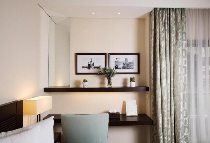 סוויטת ג'וניור, The Parisian