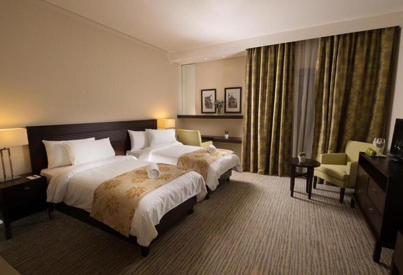 סוויטת ג'וניור, The Parisian