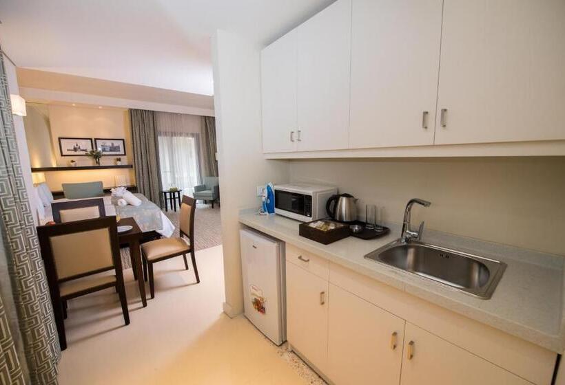 סוויטת ג'וניור, The Parisian