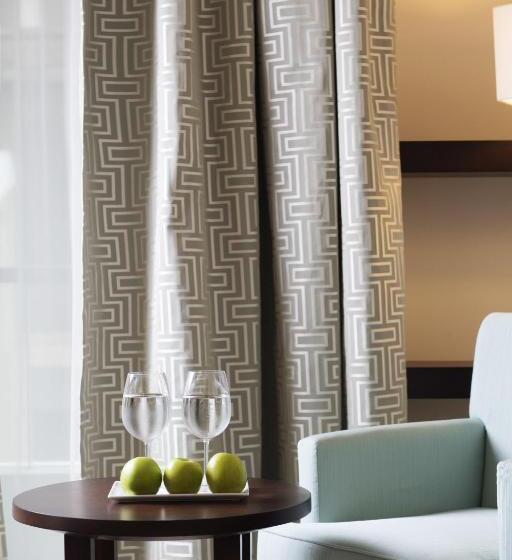 סוויטת ג'וניור, The Parisian