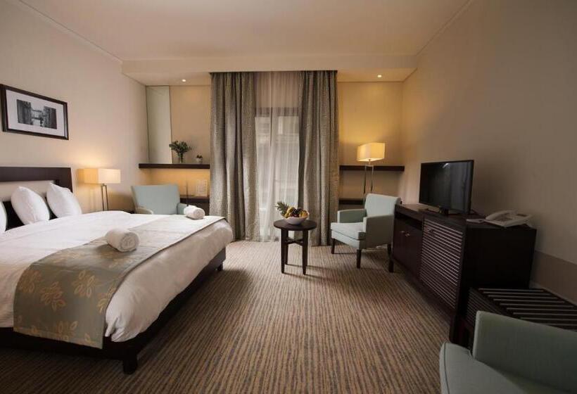 סוויטת ג'וניור, The Parisian